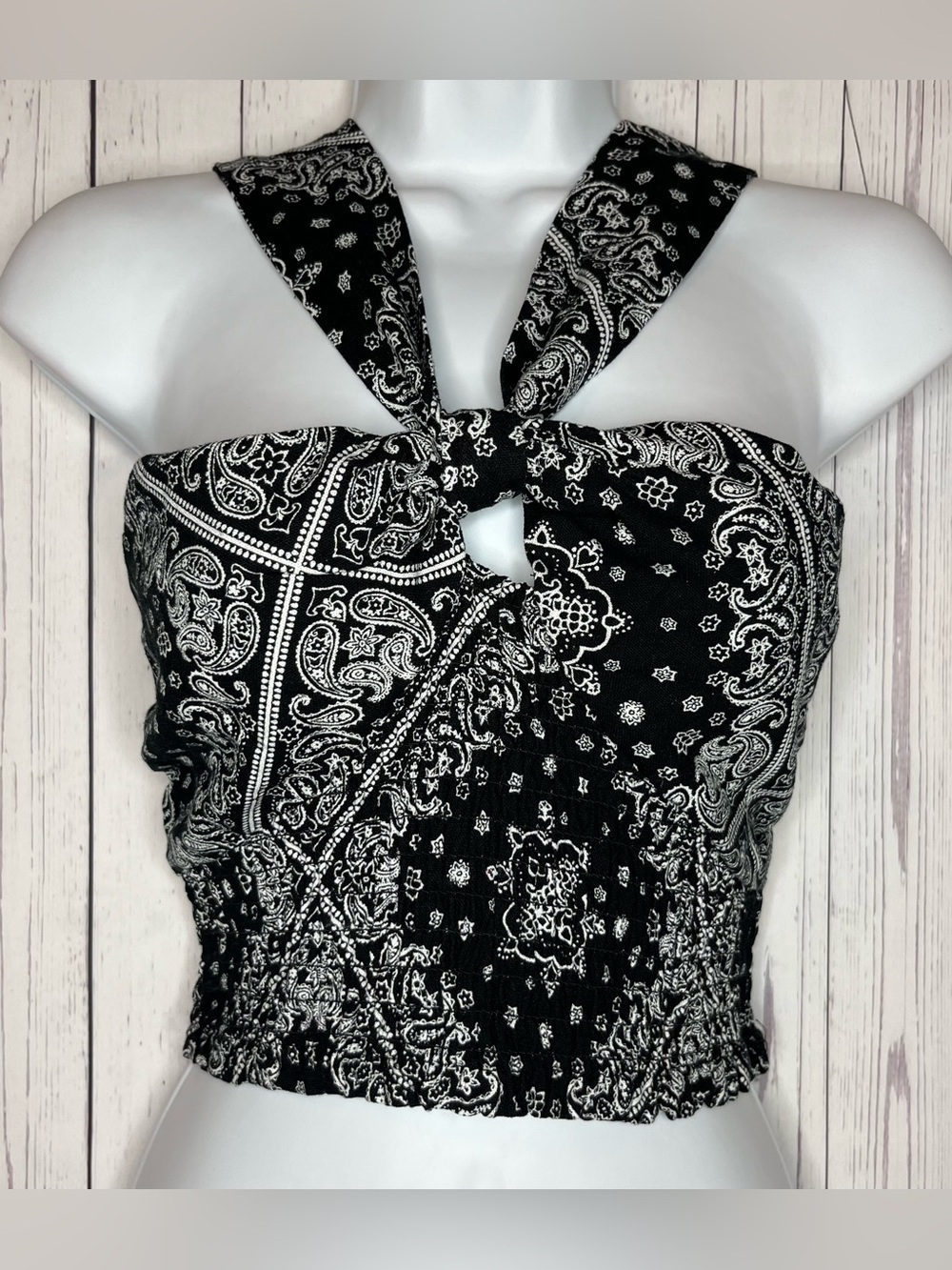Monteau Los Angeles Women’s Halter Crop Top Black Bandana Print Size Large NWT
